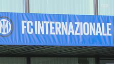 Chivu show in Germania: firma autografi mentre guida il caddy