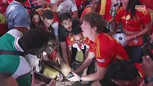 La Spagna si prende New York: tifosi della Roja scatenati a Times Square
