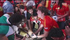 La Spagna si prende New York: tifosi della Roja scatenati a Times Square