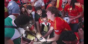 La Spagna si prende New York: tifosi della Roja scatenati a Times Square