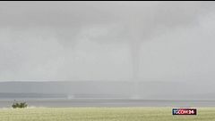 Un doppio tornado si abbatte sulle acque della Svezia occidentale