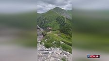 Salvataggio in montagna, anche il camoscio si ferma a guardare