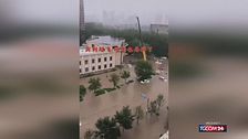 Cina, salva la sua auto dalle inondazioni noleggiando una gru