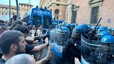 Morto ammanettato, i manifestanti contro la polizia: "Assassini, assassini"