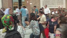 Morto ammanettato, i soccorsi alla sorella di Fakir che sviene durante il sit in