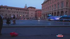 Bologna, manifestanti in ginocchio con la foto di Fakir