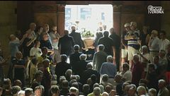 Funerale Bagnoli, l'uscita del feretro dalla Chiesa