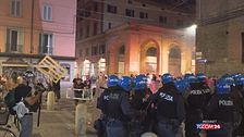 Scontri a Bologna: oltre 60 agenti feriti e decine di manifestanti contusi