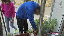 Sospesi a scuola, studenti mandati a pulire le strade al posto del 6 in condotta
