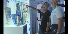 De Laurentiis visita la mostra dei cimeli del Napoli