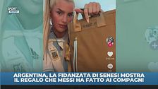 La fidanzata di Senesi presenta i regali di Messi ai suoi compagni