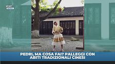 Pedri, look da guerriero cinese per palleggi super