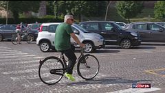 Castelfranco veneto, porta il figlio sulla canna della bici: multato