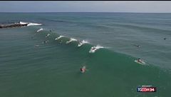 I surfisti di La Guaira celebrano il rituale del "paddle-out"