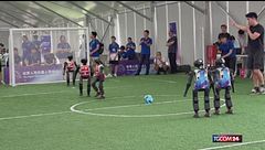 La sfida a calcio tra robot umanoidi che stupisce studenti e insegnanti