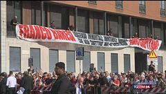 Franco Baresi, in centinaia per i funerali della leggenda del Milan con striscioni e bandiere