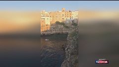 Bari, si arrampica per un selfie: resta bloccata sulla scogliera