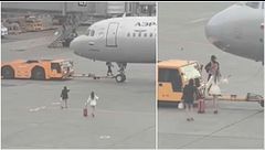 Perdono l'aereo e si lanciano in pista con tacchi e trolley
