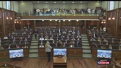Kosovo, lancio di uova contro il primo ministro e Parlamento nel caos