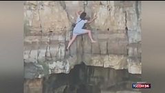 Polignano, si arrampica per un selfie estremo: turista si salva per un soffio