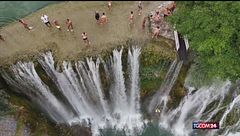 Bosnia, gara di tuffi da una cascata