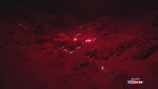 Sciatori con le fiaccole illuminano la città più a sud del mondo