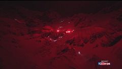 Sciatori con le fiaccole illuminano la città più a sud del mondo