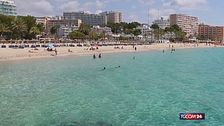 Troppi turisti, gli abitanti delle Baleari scendono in piazza