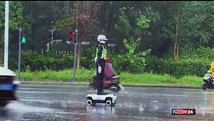 Cina, un vigile dirige il traffico urbano: ma è un robot