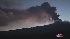 Etna, lo spettacolo dell'eruzione al tramonto