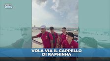 Raphinha in fila per l'ingresso nell'aereo e il cappello vola via