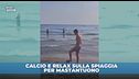 Mastantuono idolo viola: gioca in spiaggia con i bambini