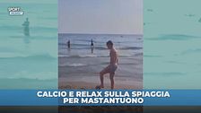 Mastantuono idolo viola: gioca in spiaggia con i bambini