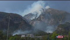 Incendi in Carnia, ancora tre fronti attivi: l'intervento degli elicotteri