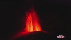 Etna, fontane di lava illuminano la notte