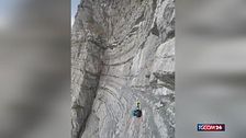 Le immagini del salvataggio di un parapendista bloccato in parete a 200 metri da terra