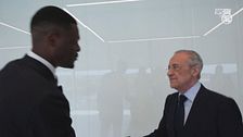 Il Real Madrid presenta Dumfries: Florentino Perez e la leggenda Pirri ad accoglierlo
