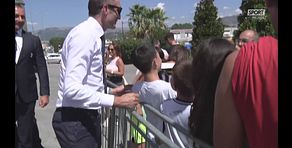Chiellini arriva nel ritiro della Juve: è assalto dei tifosi