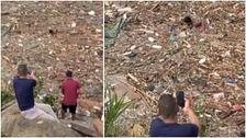 Nepal, un bimbo nuota disperato nel fiume di fango: in due lo filmano