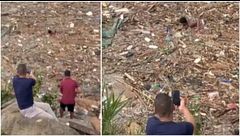 Nepal, un bimbo nuota disperato nel fiume di fango: in due lo filmano