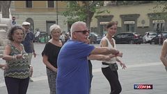 Roma, al Testaccio un maestro di ballo... in strada