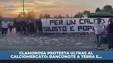 "No al calcio moderno", la protesta dei tifosi durante l'ultimo giorno di mercato