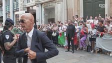 Ferrari, delirio dei tifosi all'arrivo di Leclerc e Hamilton in Duomo