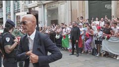 Ferrari, delirio dei tifosi all'arrivo di Leclerc e Hamilton in Duomo