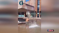 Treviso, la folle doccia nella fontana dell'Appiani