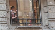 Milan, che accoglienza per Moreira in centro a Milano: lui lancia la maglia