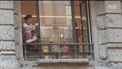 Milan, che accoglienza per Moreira in centro a Milano: lui lancia la maglia