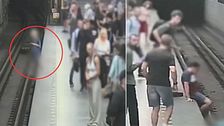 Guarda il cellulare e cade tra i binari della metro: ragazzino salvato da un passante