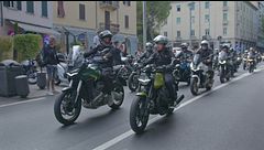 La parata Moto Guzzi con Bezzecchi e Biaggi