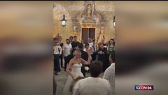 Mara Sattei balla al suo matrimonio fra gli invitati